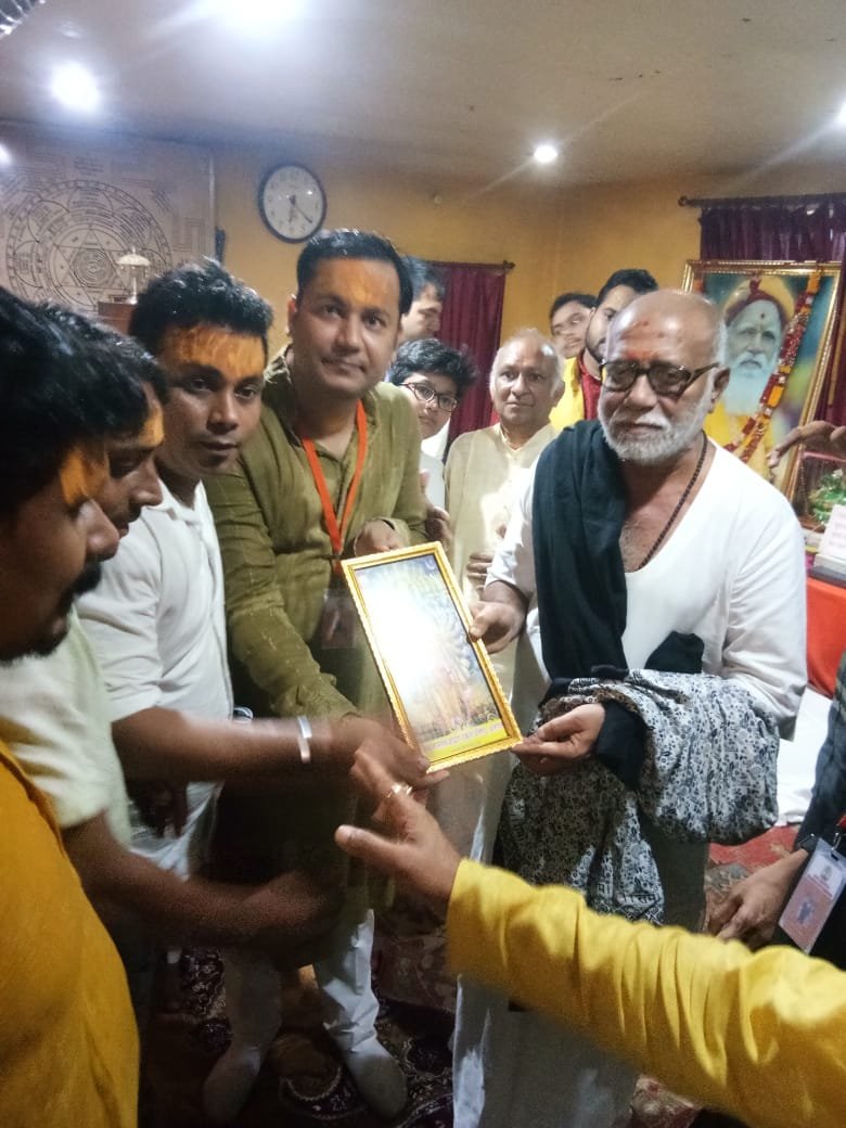 परिषद के पदाधिकारियों ने संत कथा वाचक मोरारी बापू जी से की भेंट स्मृति चिन्ह