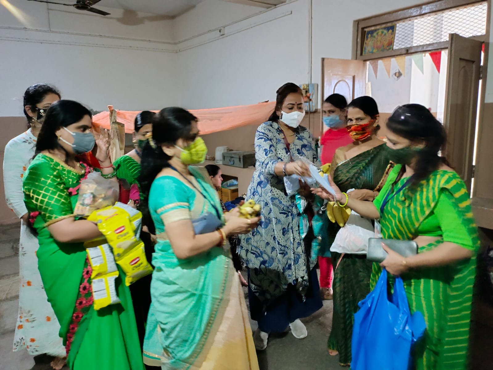 अखिल भारतीय ब्राह्मण एकता परिषद रतलाम महिला प्रकोष्ठ ने वृद्धा आश्रम जाकर 